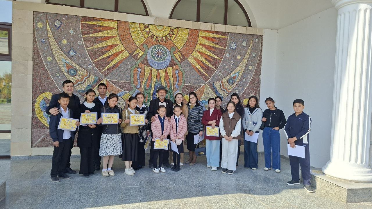 "Qishloq ayollari" kuniga bag‘ishlangan  bolalar  badiiy ko‘rgazmasi o‘tkazildi.